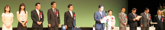 サミット宣言を行う平谷祐宏尾道市長と参加自治体の皆様